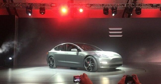 Tesla представила долгожданный электромобиль Model 3