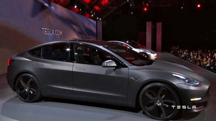 Tesla представила долгожданный электромобиль Model 3