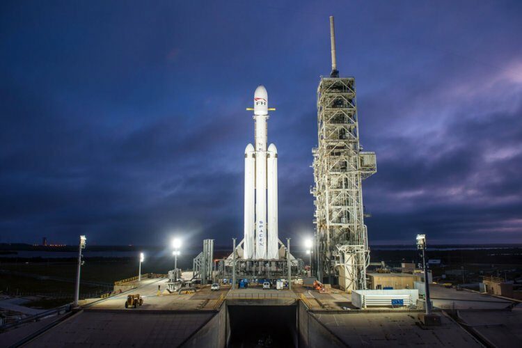 Первый серьезный запуск Falcon Heavy: новая эпоха освоения космоса тяжелыми ракетами