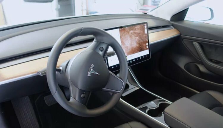 Покупатели подержанных автомобилей Tesla могут узнать личные данные бывших владельцев